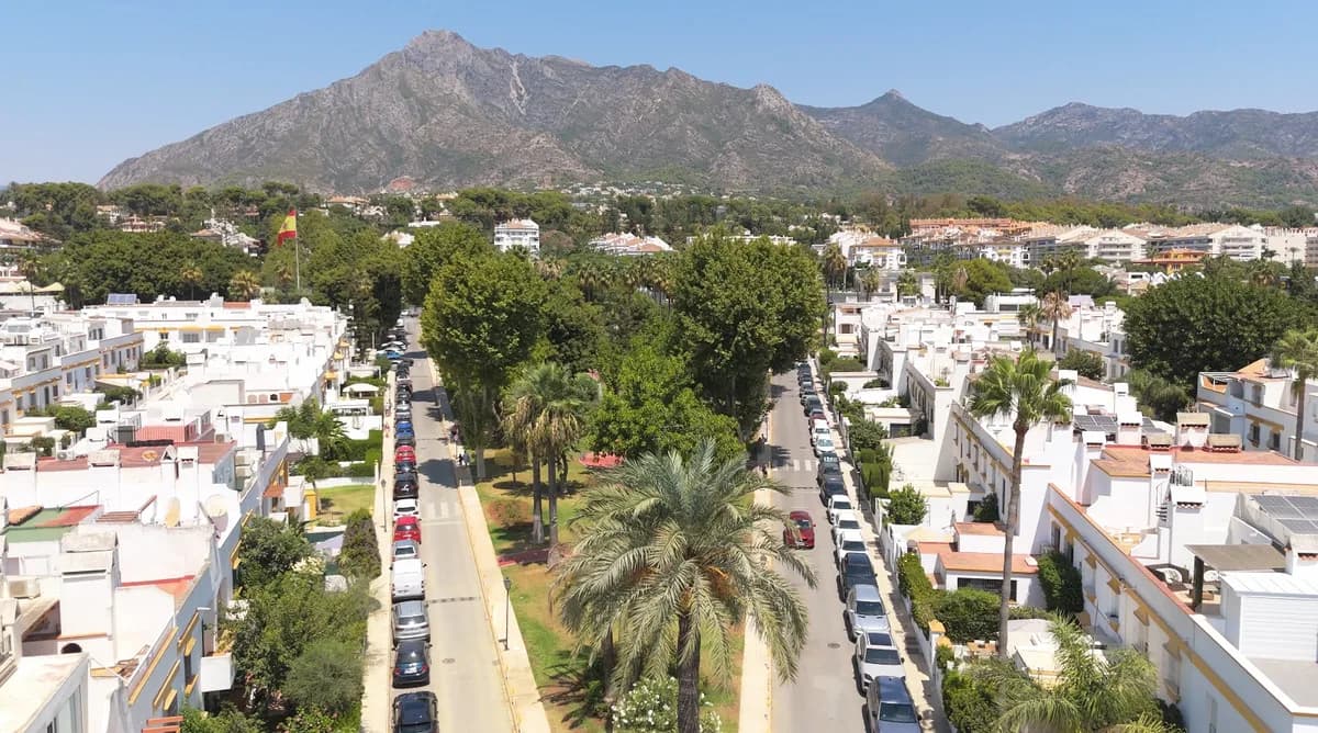 5 Bedroom Townhouse for Sale in The Golden Mile, Málaga - Image 2