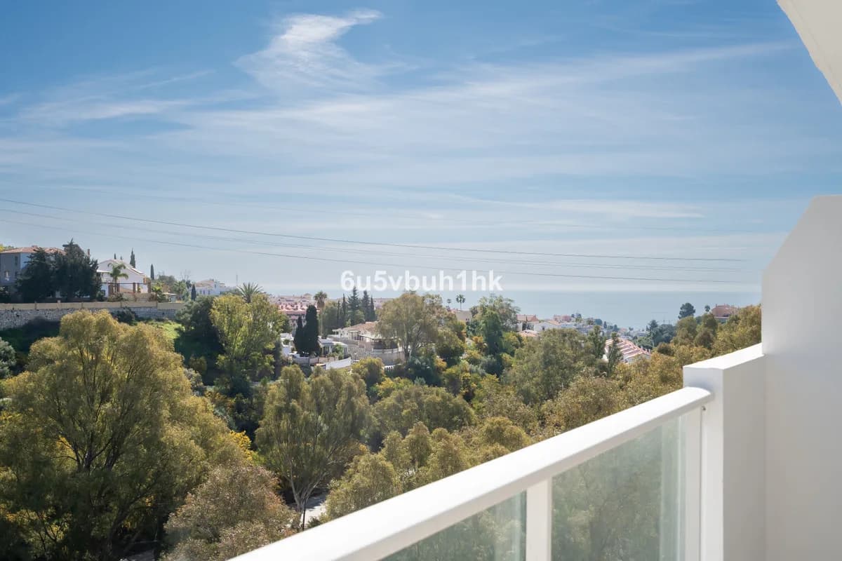 3 Bedroom Ground Floor Apartment for Sale in Fuengirola, Málaga - Image 2