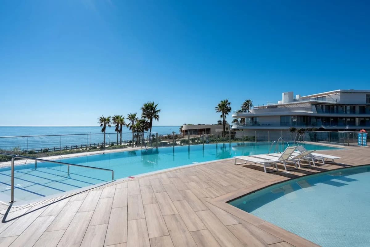 2 Bedroom Middle Floor Apartment for Sale in Estepona, Málaga - Image 2