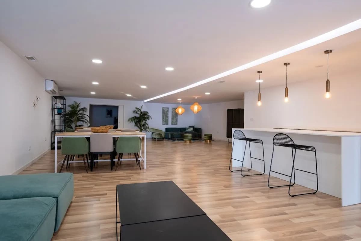 2 Bedroom Middle Floor Apartment for Sale in Estepona, Málaga - Image 4