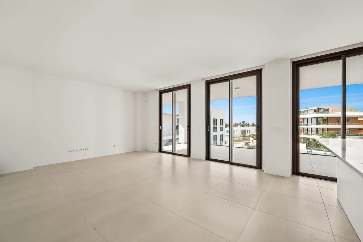 3 Bedroom Middle Floor Apartment for Sale in Fuengirola, Málaga - Image 2