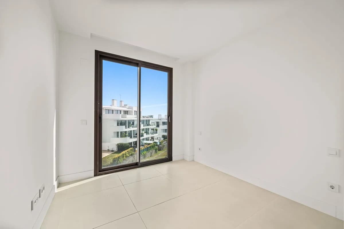 3 Bedroom Middle Floor Apartment for Sale in Fuengirola, Málaga - Image 4