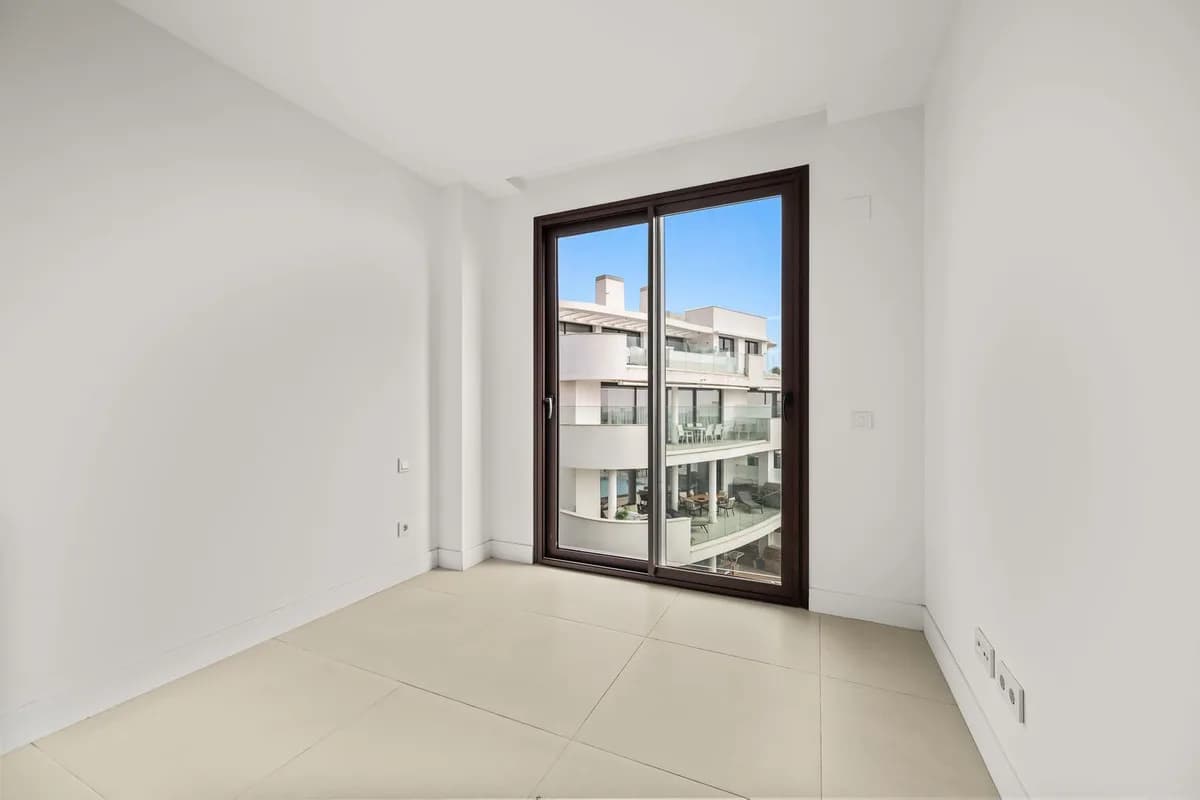 3 Bedroom Middle Floor Apartment for Sale in Fuengirola, Málaga - Image 6