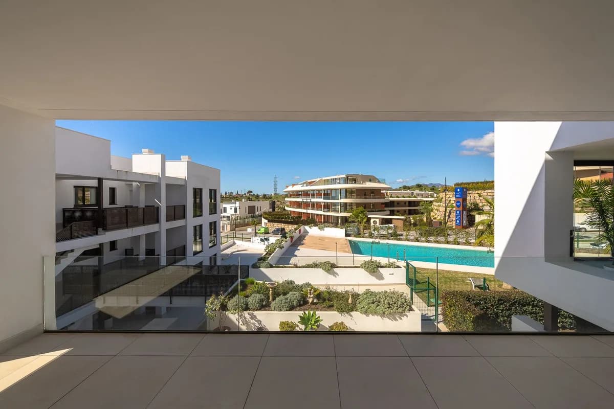 3 Bedroom Middle Floor Apartment for Sale in Fuengirola, Málaga - Image 9
