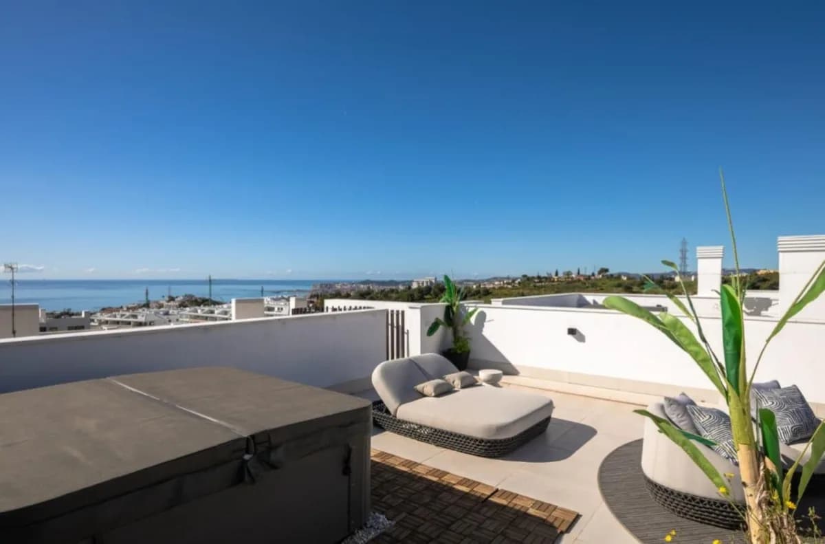 2 Bedroom Penthouse for Sale in Fuengirola, Málaga - Image 2