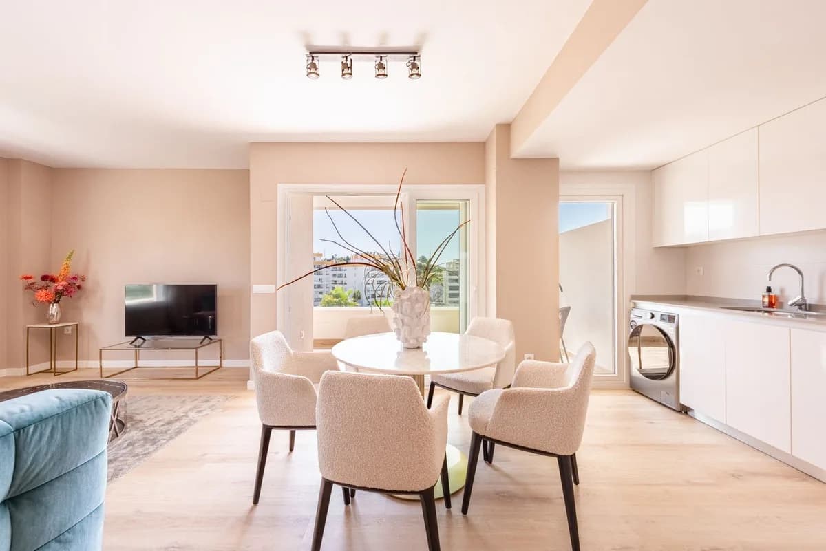 3 Bedroom Middle Floor Apartment for Sale in Nueva Andalucía, Málaga - Image 4