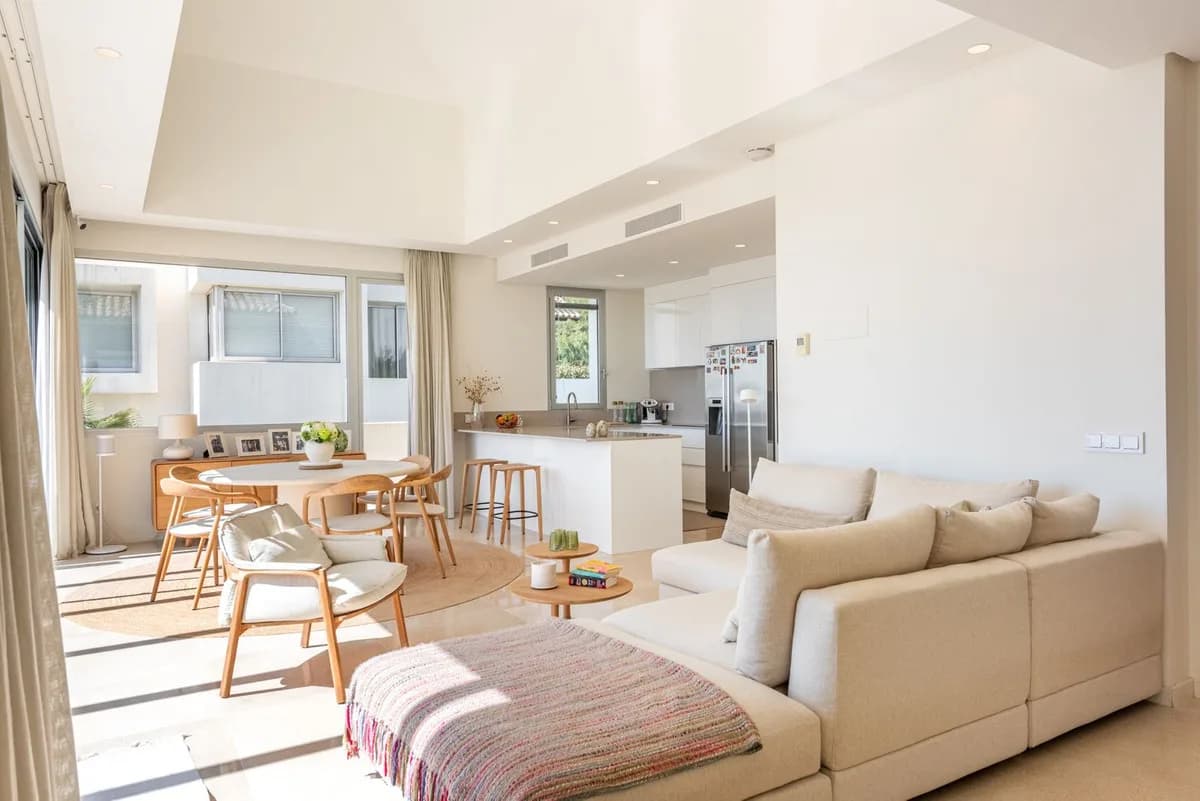 4 Bedroom Penthouse Duplex for Sale in Benahavís, Málaga - Image 3