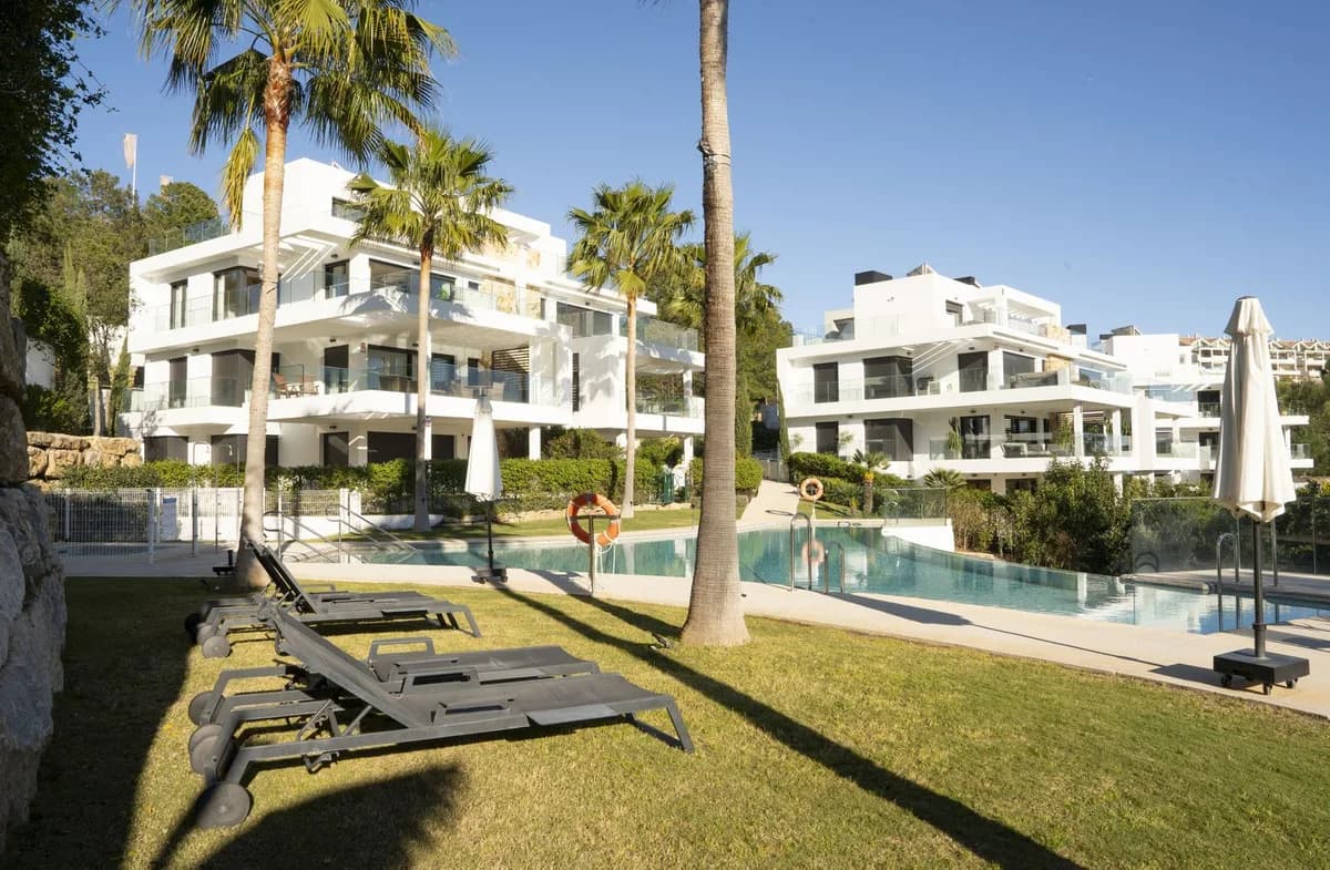 3 Bedroom Penthouse Duplex for Sale in Selwo, Málaga - Image 2