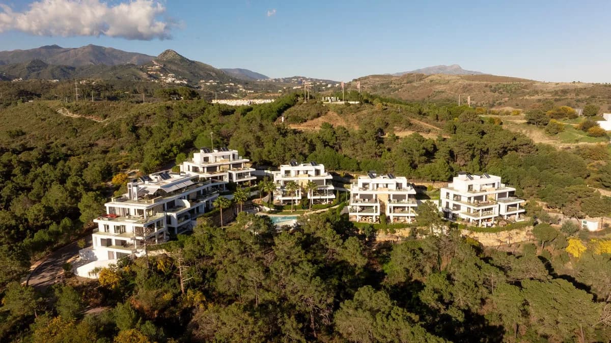3 Bedroom Penthouse Duplex for Sale in Selwo, Málaga - Image 3