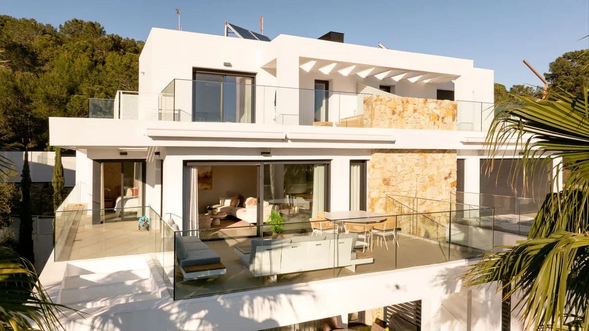 3 Bedroom Penthouse Duplex for Sale in Selwo, Málaga - Image 4