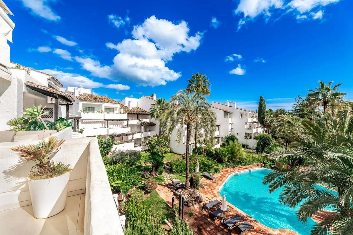 3 Bedroom Middle Floor Apartment for Sale in The Golden Mile, Málaga - Image 2