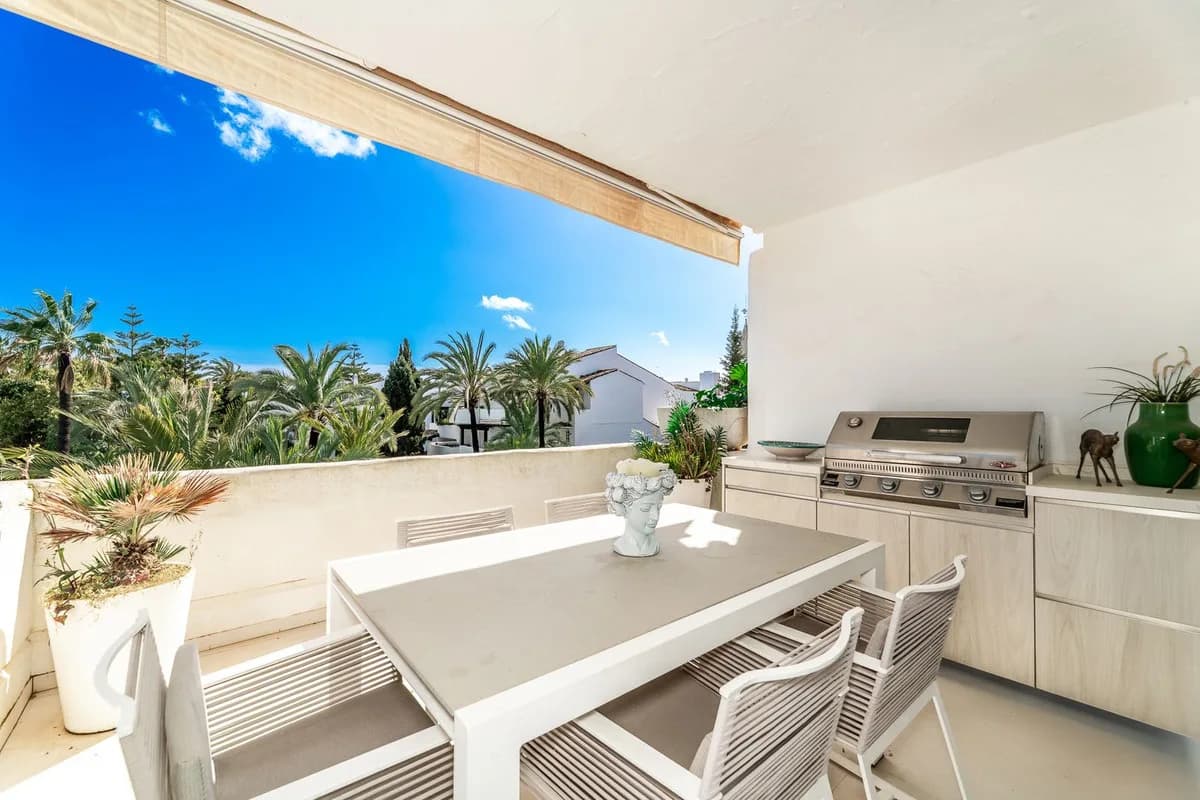 3 Bedroom Middle Floor Apartment for Sale in The Golden Mile, Málaga - Image 4
