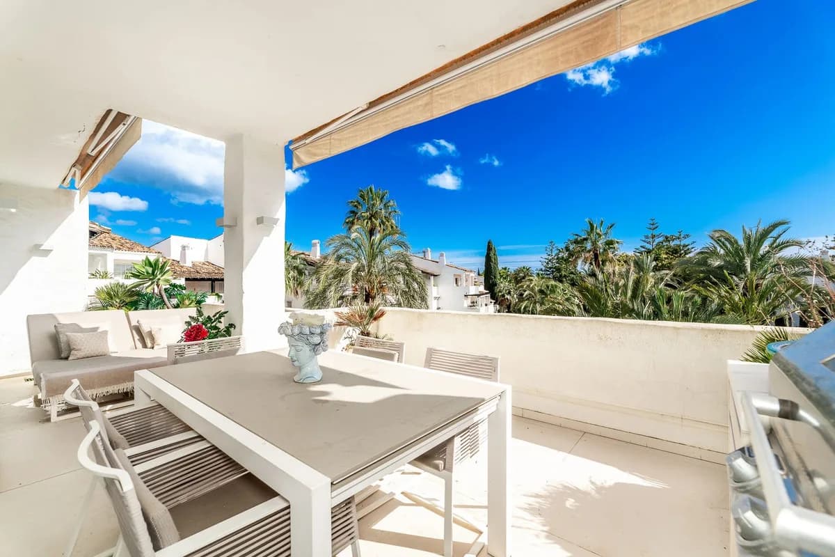 3 Bedroom Middle Floor Apartment for Sale in The Golden Mile, Málaga - Image 5