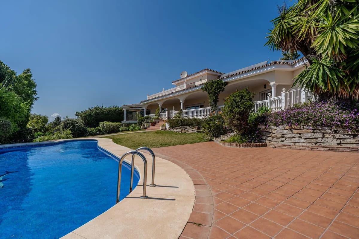 5 Bedroom Detached Villa for Sale in El Paraiso, Málaga