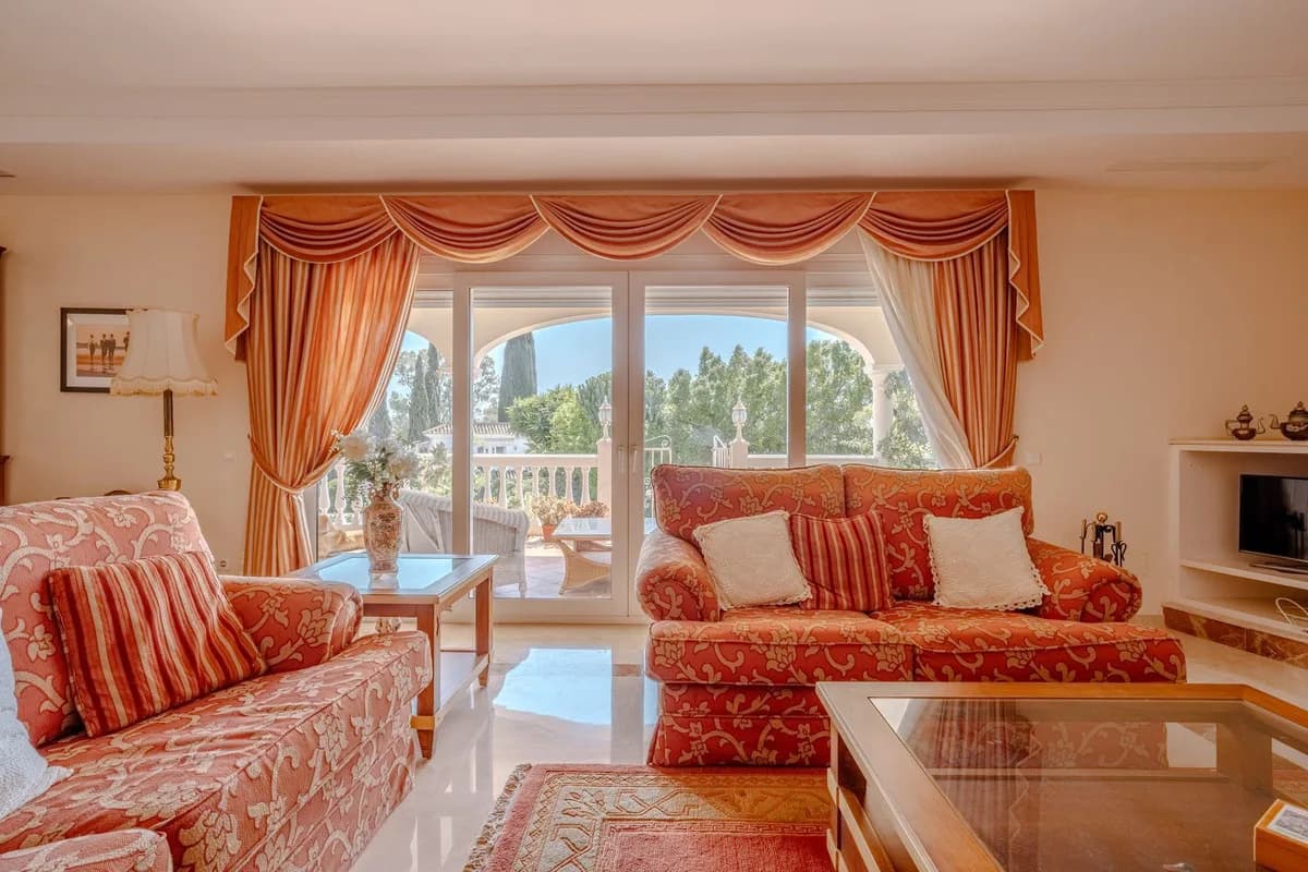 5 Bedroom Detached Villa for Sale in El Paraiso, Málaga - Image 6