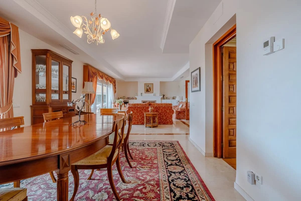 5 Bedroom Detached Villa for Sale in El Paraiso, Málaga - Image 9