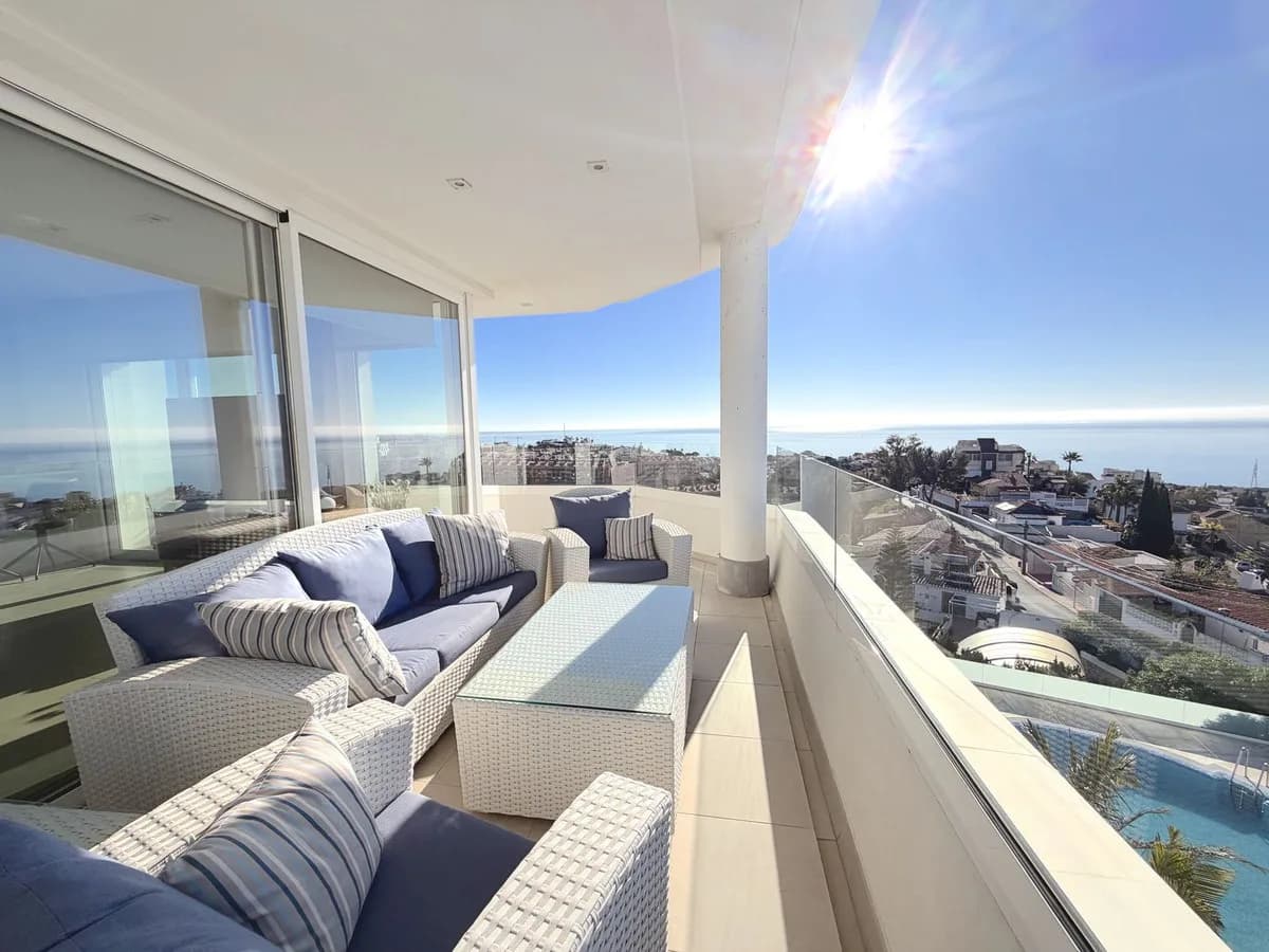 3 Bedroom Middle Floor Apartment for Sale in Fuengirola, Málaga - Image 2