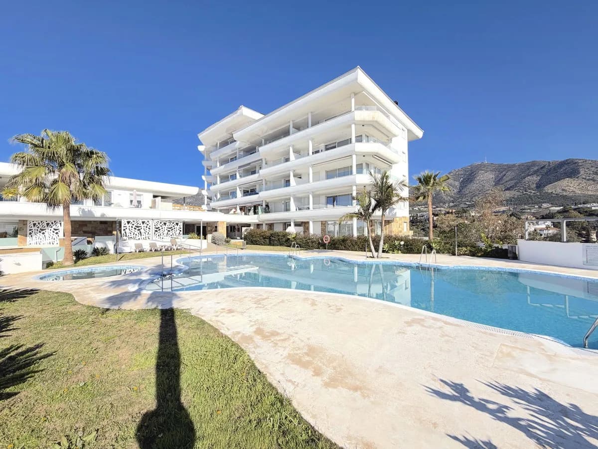 3 Bedroom Middle Floor Apartment for Sale in Fuengirola, Málaga - Image 3