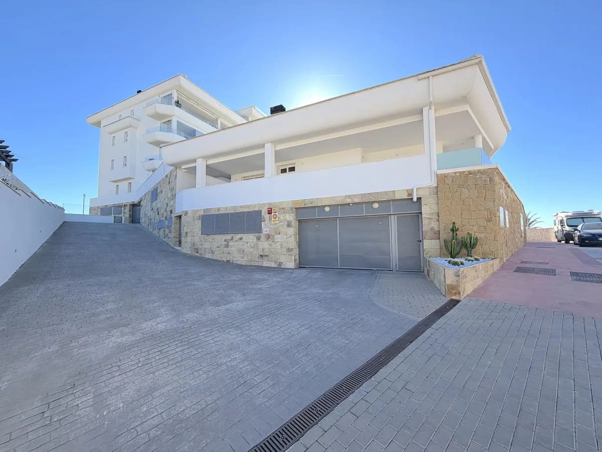 3 Bedroom Middle Floor Apartment for Sale in Fuengirola, Málaga - Image 6