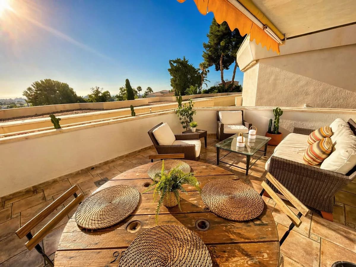 2 Bedroom Middle Floor Apartment for Sale in Atalaya, Málaga