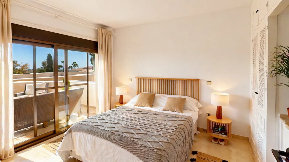 2 Bedroom Middle Floor Apartment for Sale in Atalaya, Málaga - Image 3