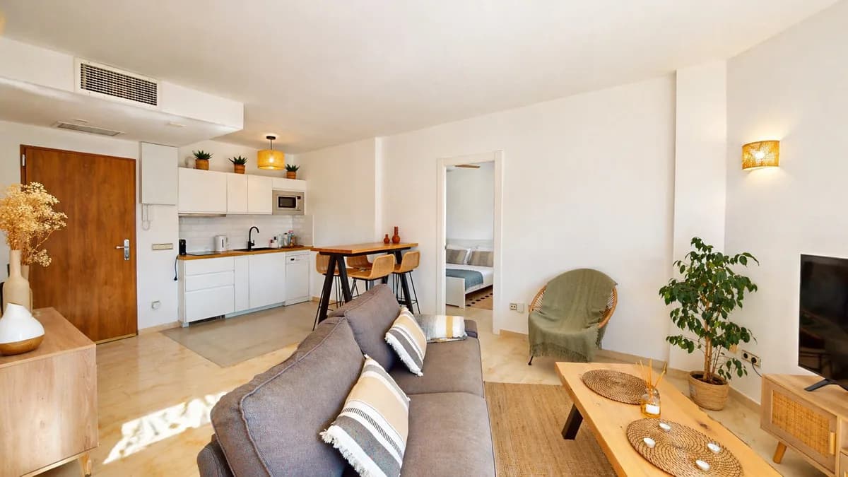 2 Bedroom Middle Floor Apartment for Sale in Atalaya, Málaga - Image 6