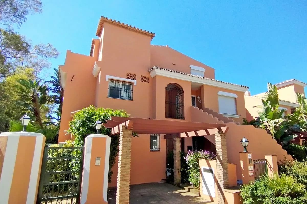 4 Bedroom Penthouse Duplex for Sale in New Golden Mile, Málaga - Image 2