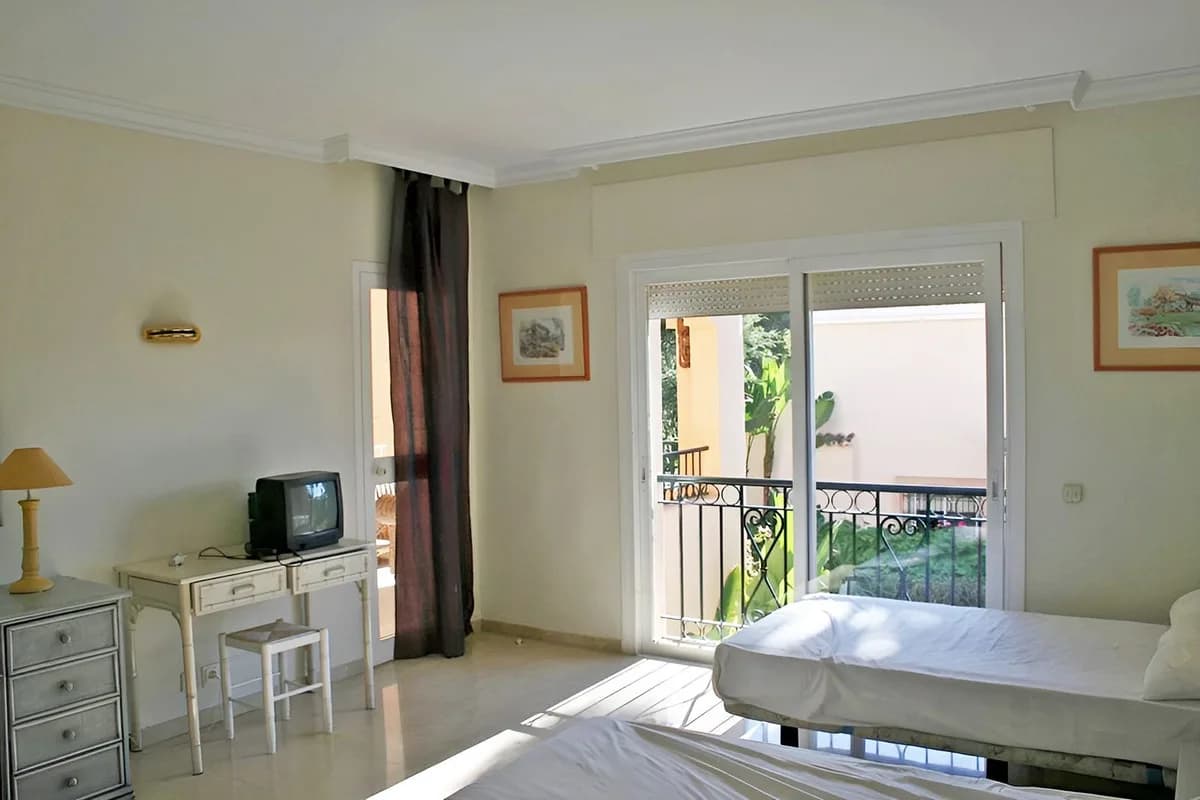 4 Bedroom Penthouse Duplex for Sale in New Golden Mile, Málaga - Image 7