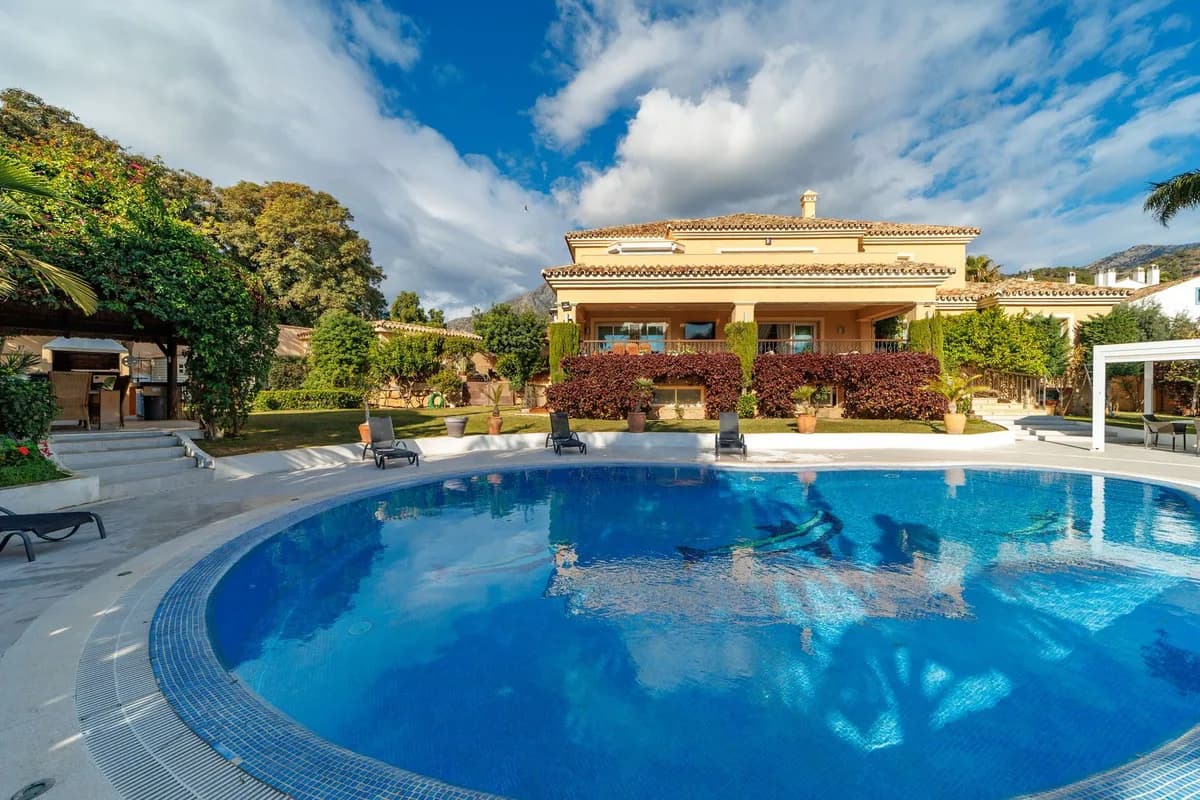 8 Bedroom Detached Villa for Sale in Marbella, Málaga