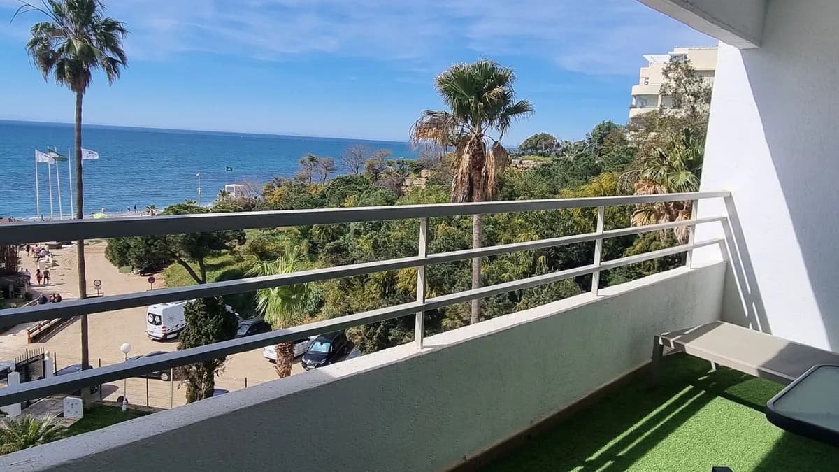 Middle Floor Studio for Sale in Calahonda, Málaga - Image 2