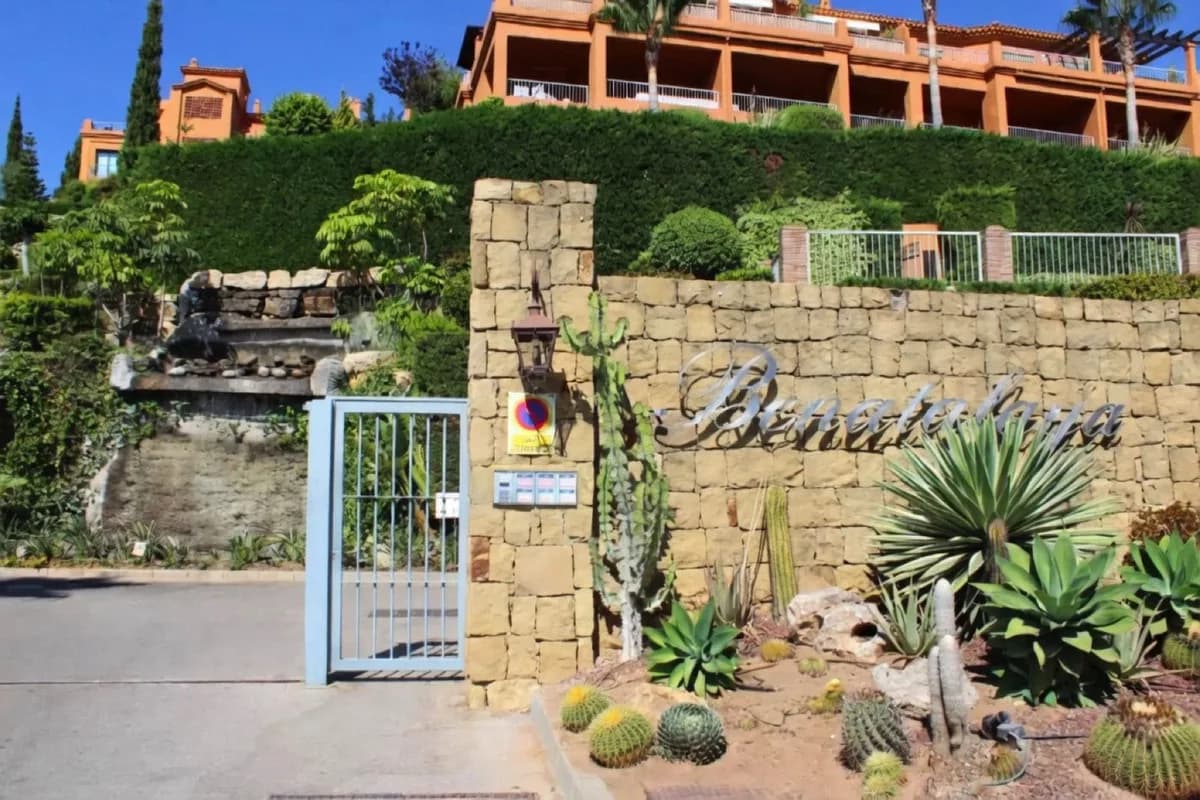2 Bedroom Middle Floor Apartment for Sale in Benahavís, Málaga - Image 2