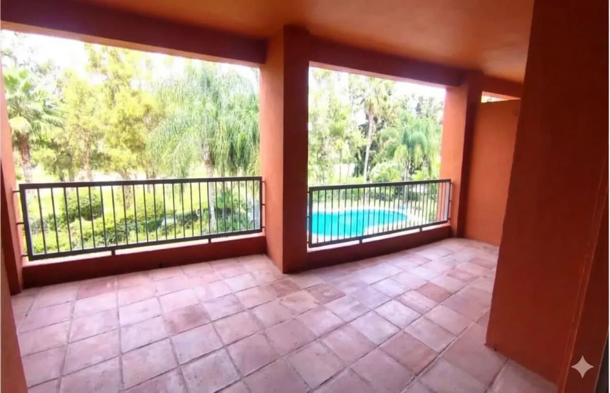 2 Bedroom Middle Floor Apartment for Sale in Benahavís, Málaga - Image 3