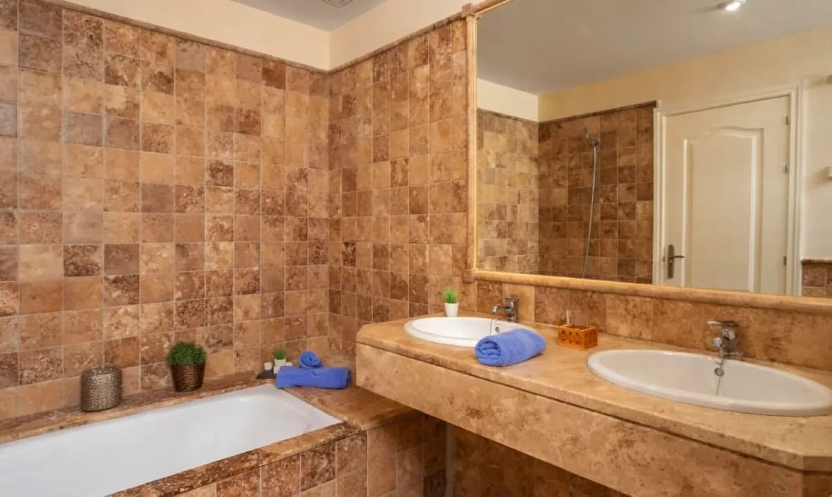 2 Bedroom Middle Floor Apartment for Sale in Benahavís, Málaga - Image 6
