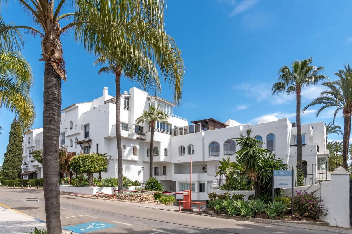 4 Bedroom Penthouse Duplex for Sale in Puerto Banús, Málaga - Image 8