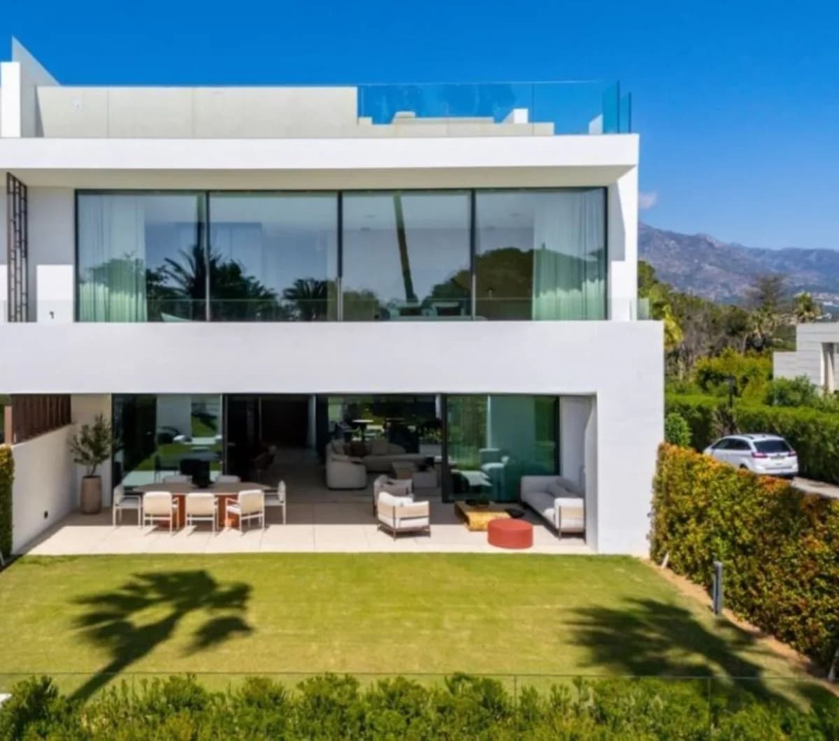 3 Bedroom Semi-Detached House for Sale in Nueva Andalucía, Málaga - Image 2