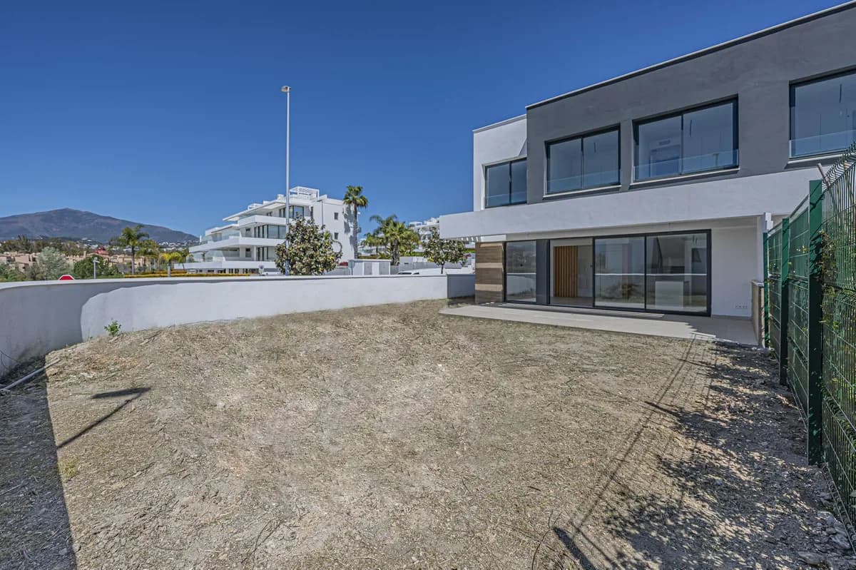 4 Bedroom Semi-Detached House for Sale in Atalaya, Málaga - Image 2