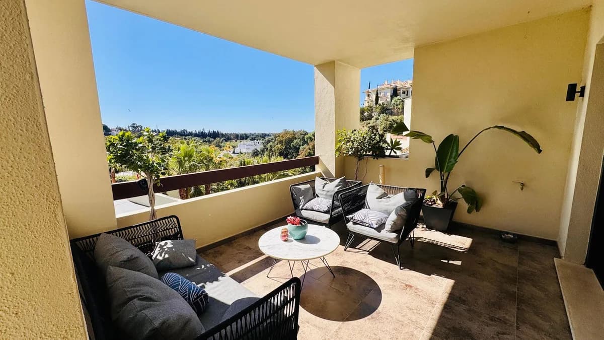 2 Bedroom Middle Floor Apartment for Sale in Selwo, Málaga - Image 6