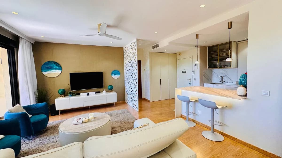2 Bedroom Middle Floor Apartment for Sale in Selwo, Málaga - Image 7