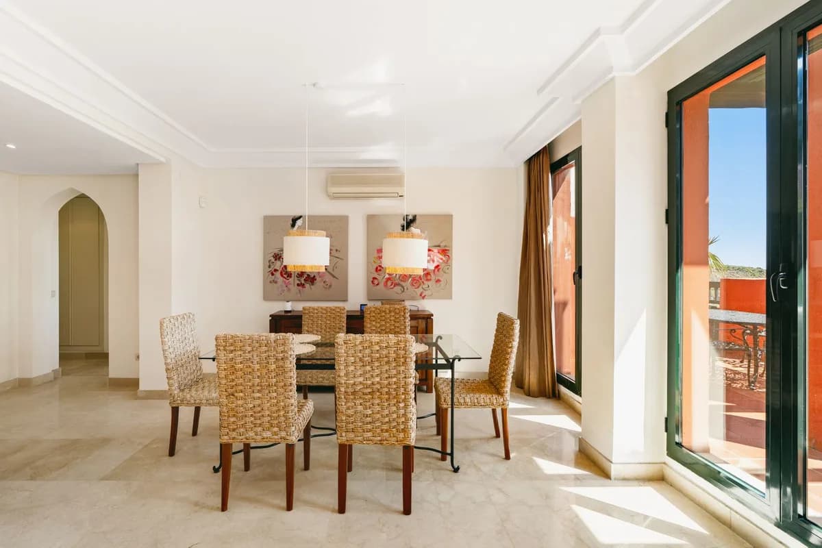 3 Bedroom Top Floor Apartment for Sale in Calahonda, Málaga - Image 5