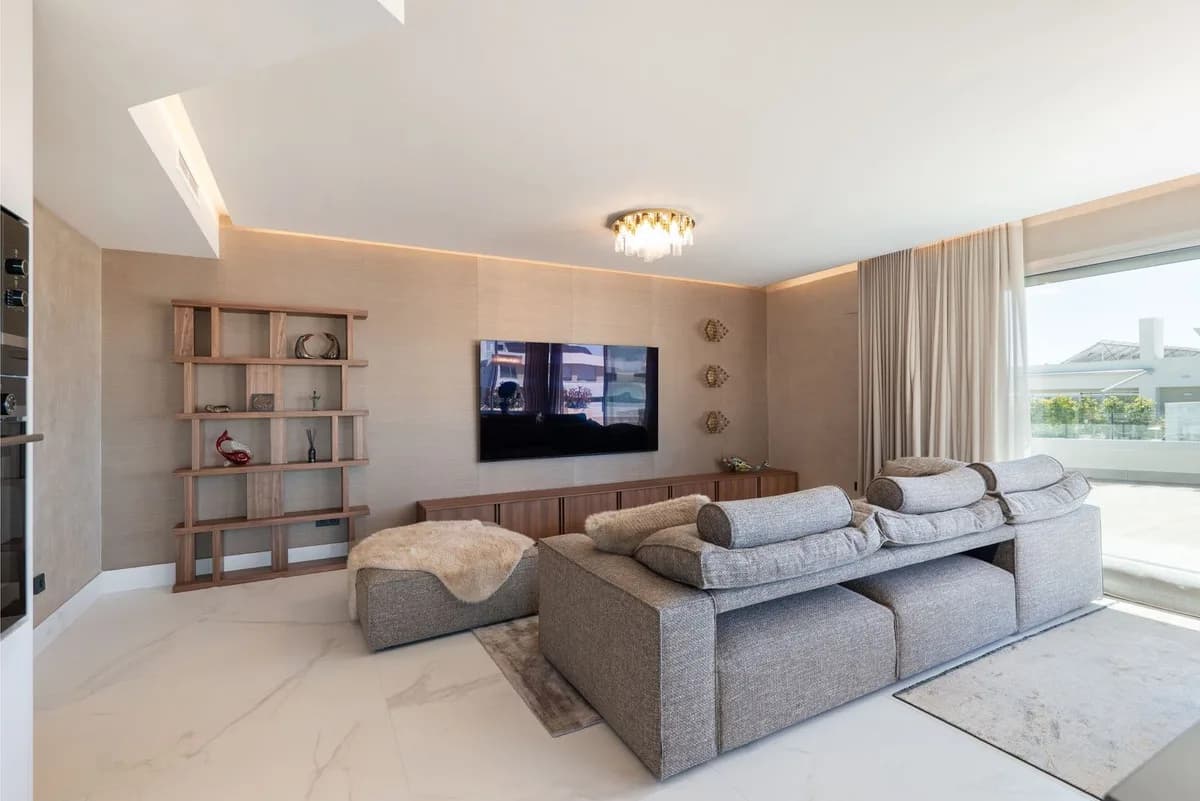 3 Bedroom Penthouse for Sale in San Pedro de Alcántara, Málaga - Image 2