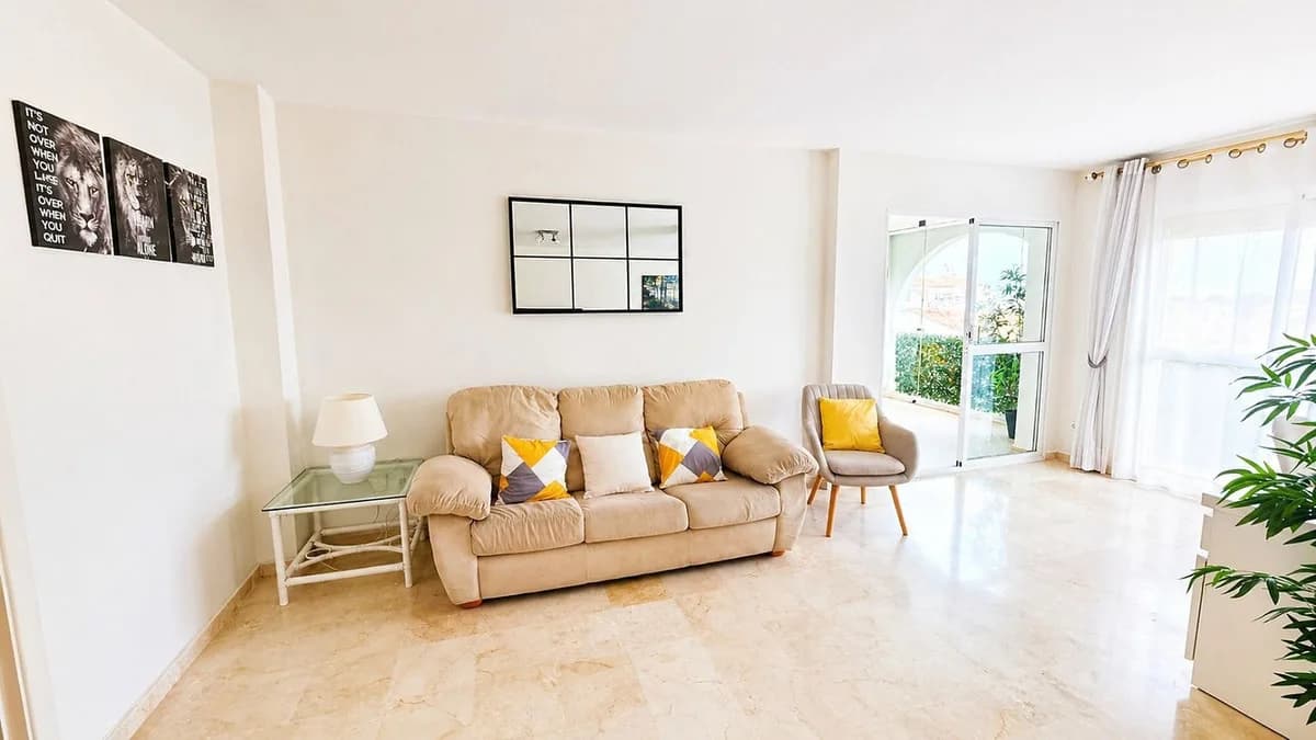 2 Bedroom Middle Floor Apartment for Sale in Atalaya, Málaga - Image 7