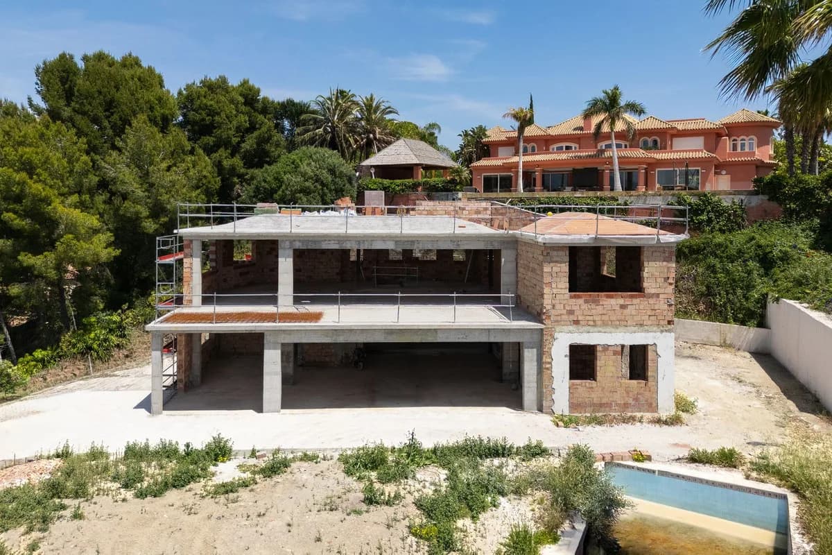 5 Bedroom Detached Villa for Sale in El Paraiso, Málaga - Image 4
