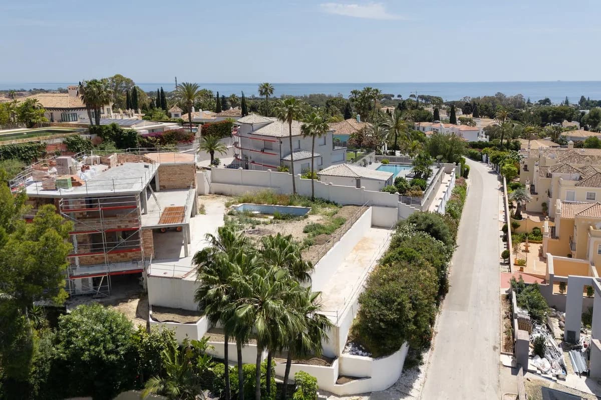 5 Bedroom Detached Villa for Sale in El Paraiso, Málaga - Image 8
