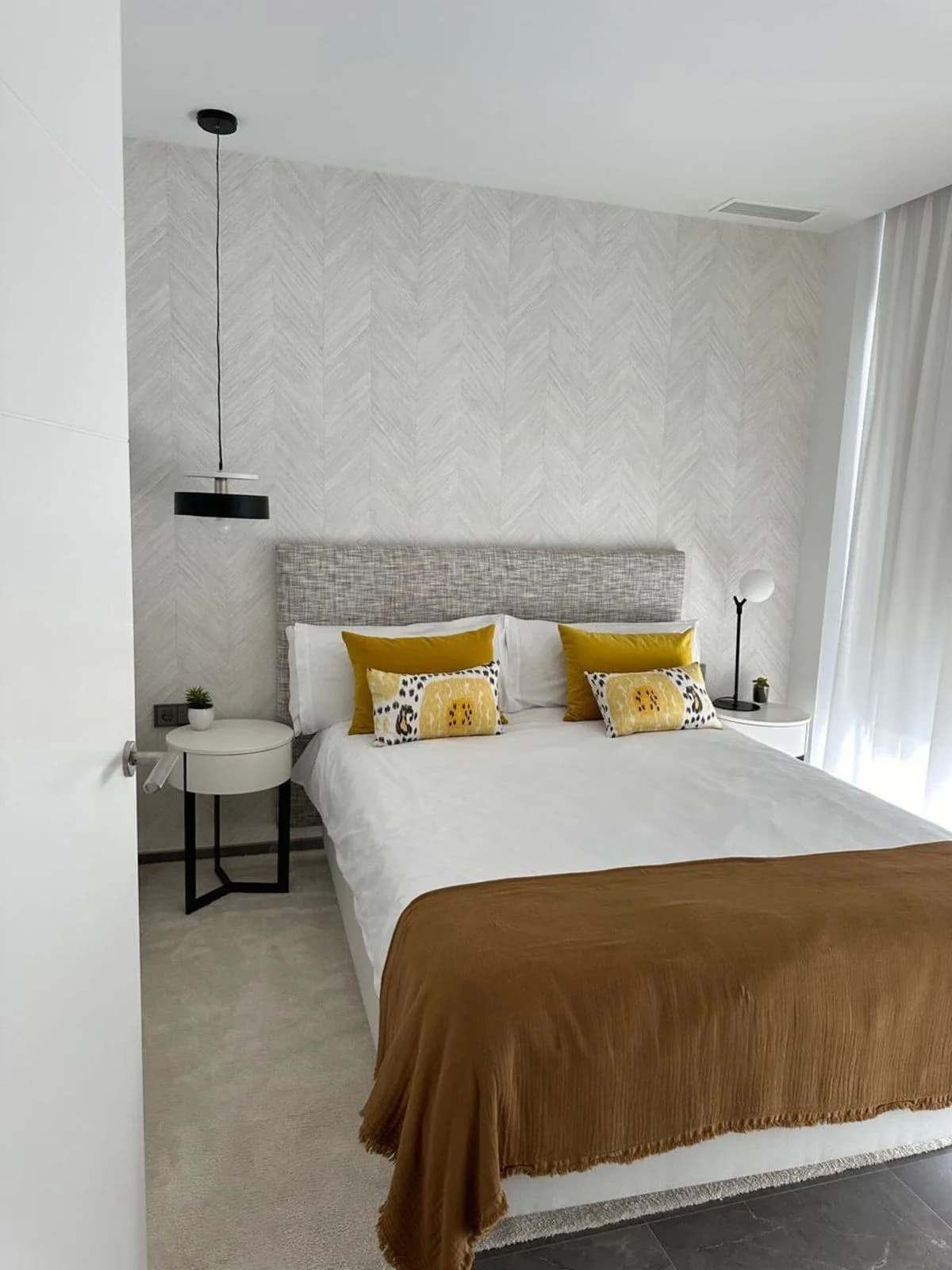 5 Bedroom Semi-Detached House for Sale in Puerto Banús, Málaga - Image 6