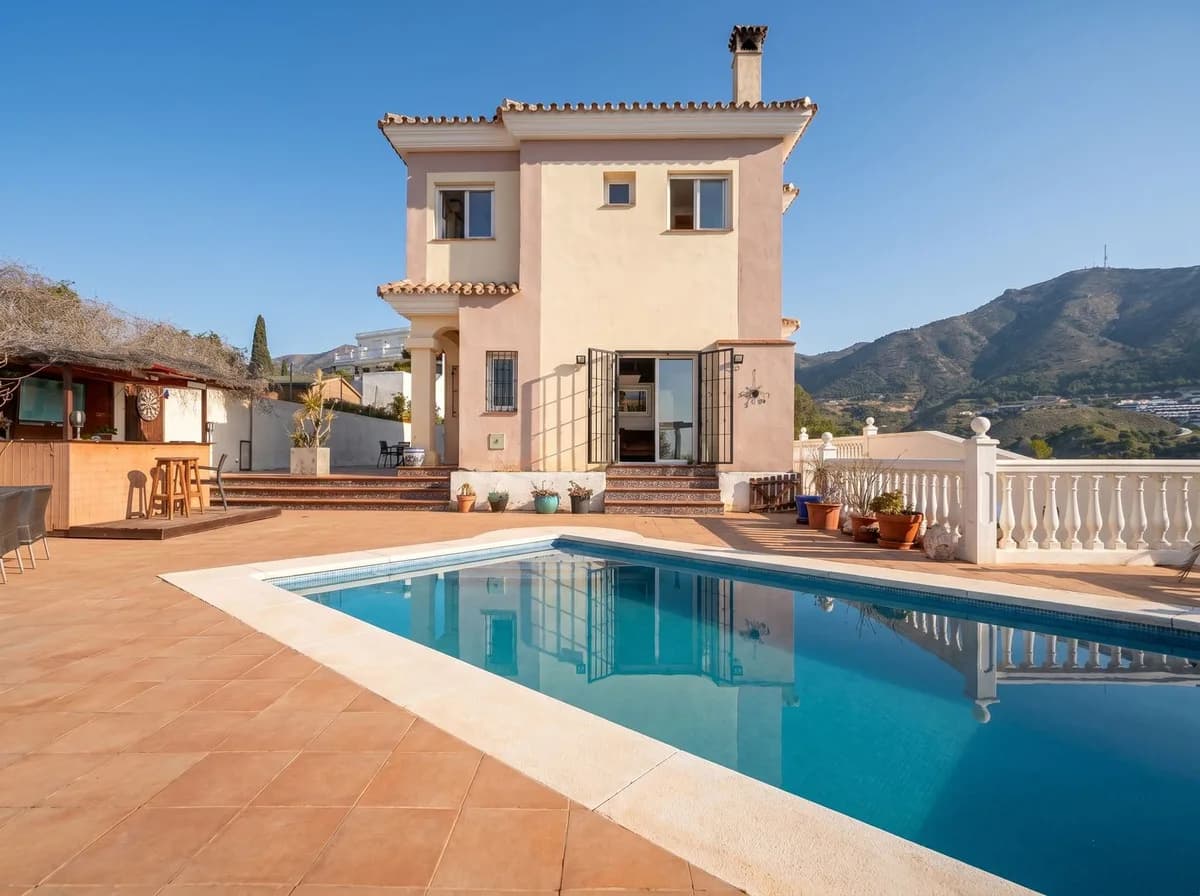 4 Bedroom Detached Villa for Sale in Torreblanca, Málaga