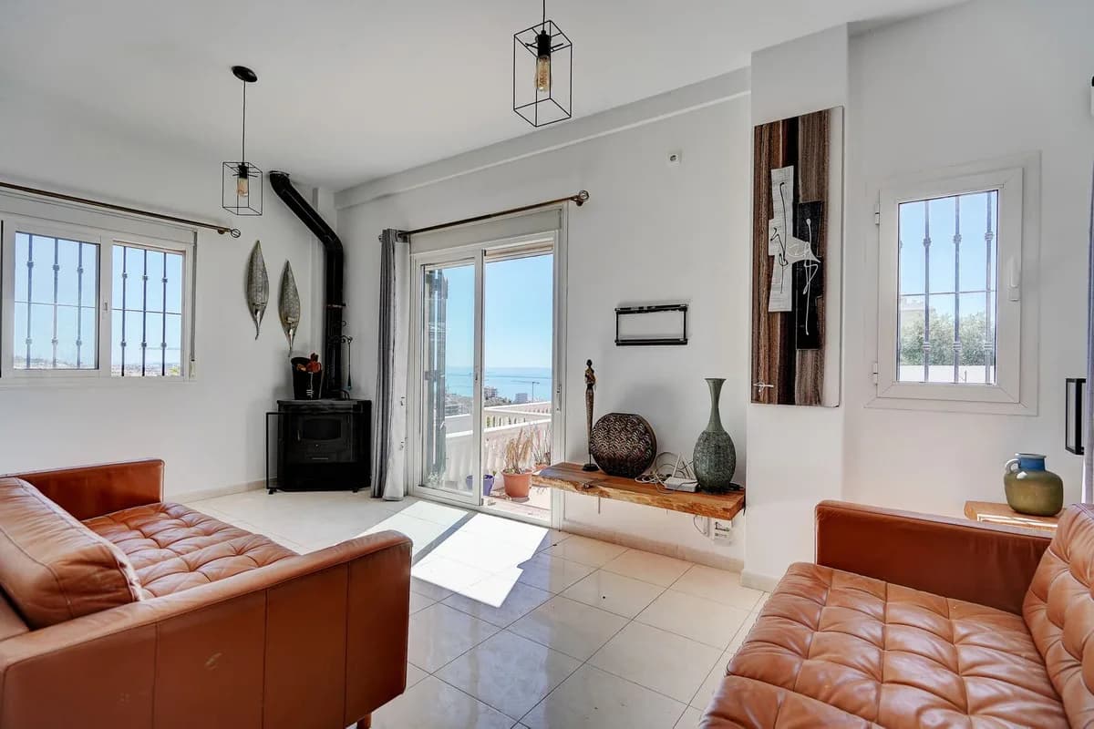 4 Bedroom Detached Villa for Sale in Torreblanca, Málaga - Image 6