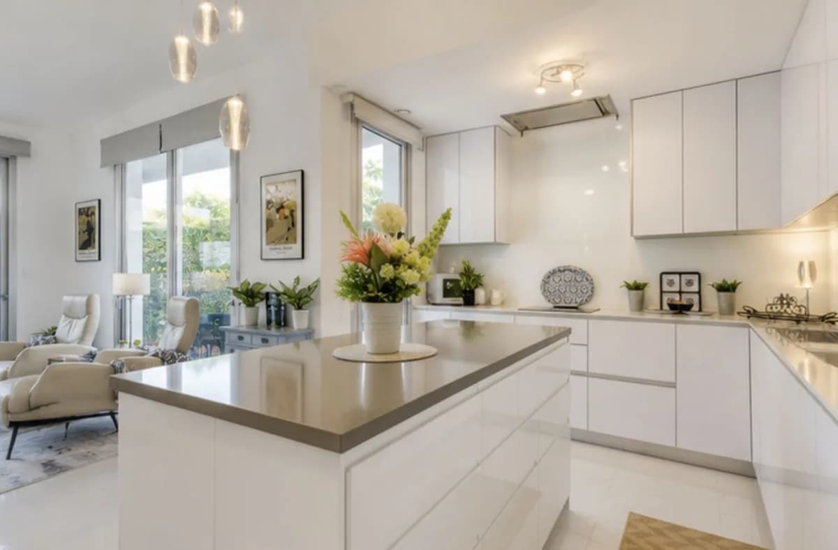 3 Bedroom Ground Floor Apartment for Sale in Bel Air, Málaga - Image 2