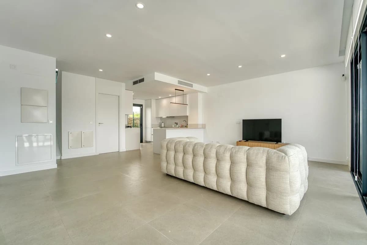 3 Bedroom Townhouse for Sale in Atalaya, Málaga - Image 2