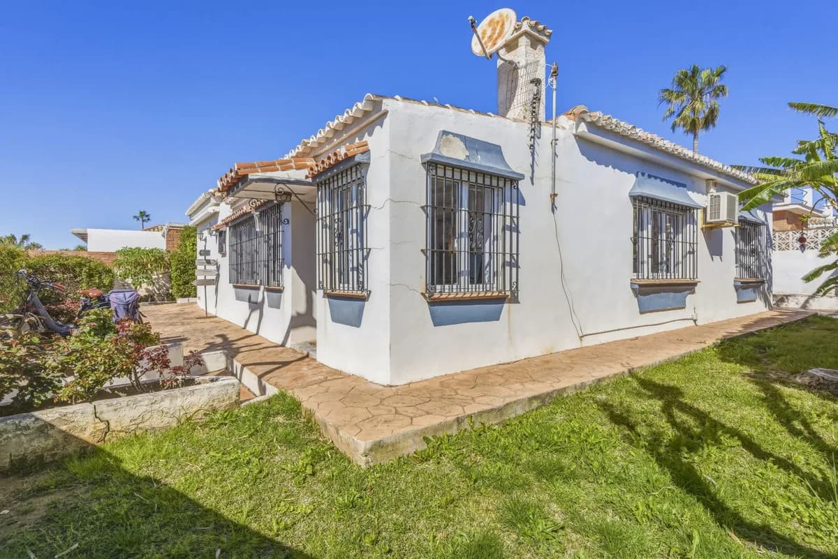 3 Bedroom Bungalow for Sale in El Chaparral, Málaga - Image 2