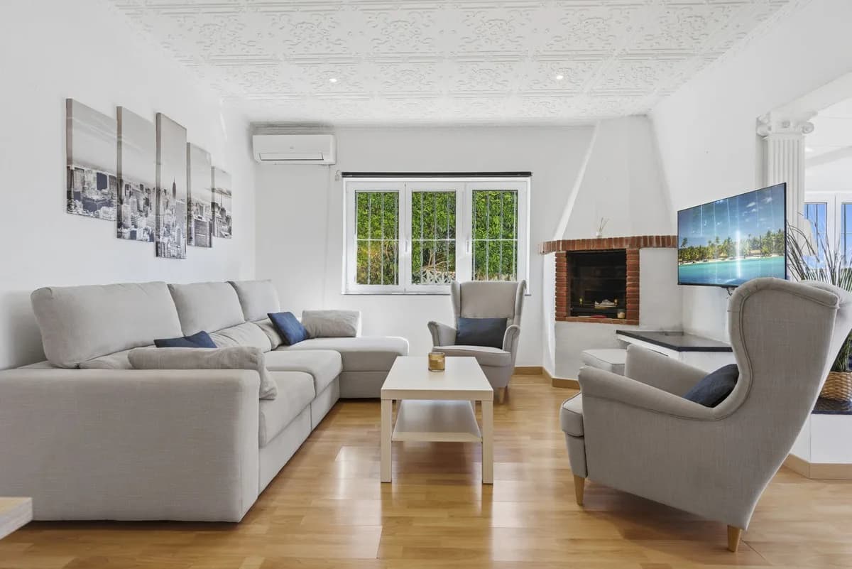 3 Bedroom Bungalow for Sale in El Chaparral, Málaga - Image 5